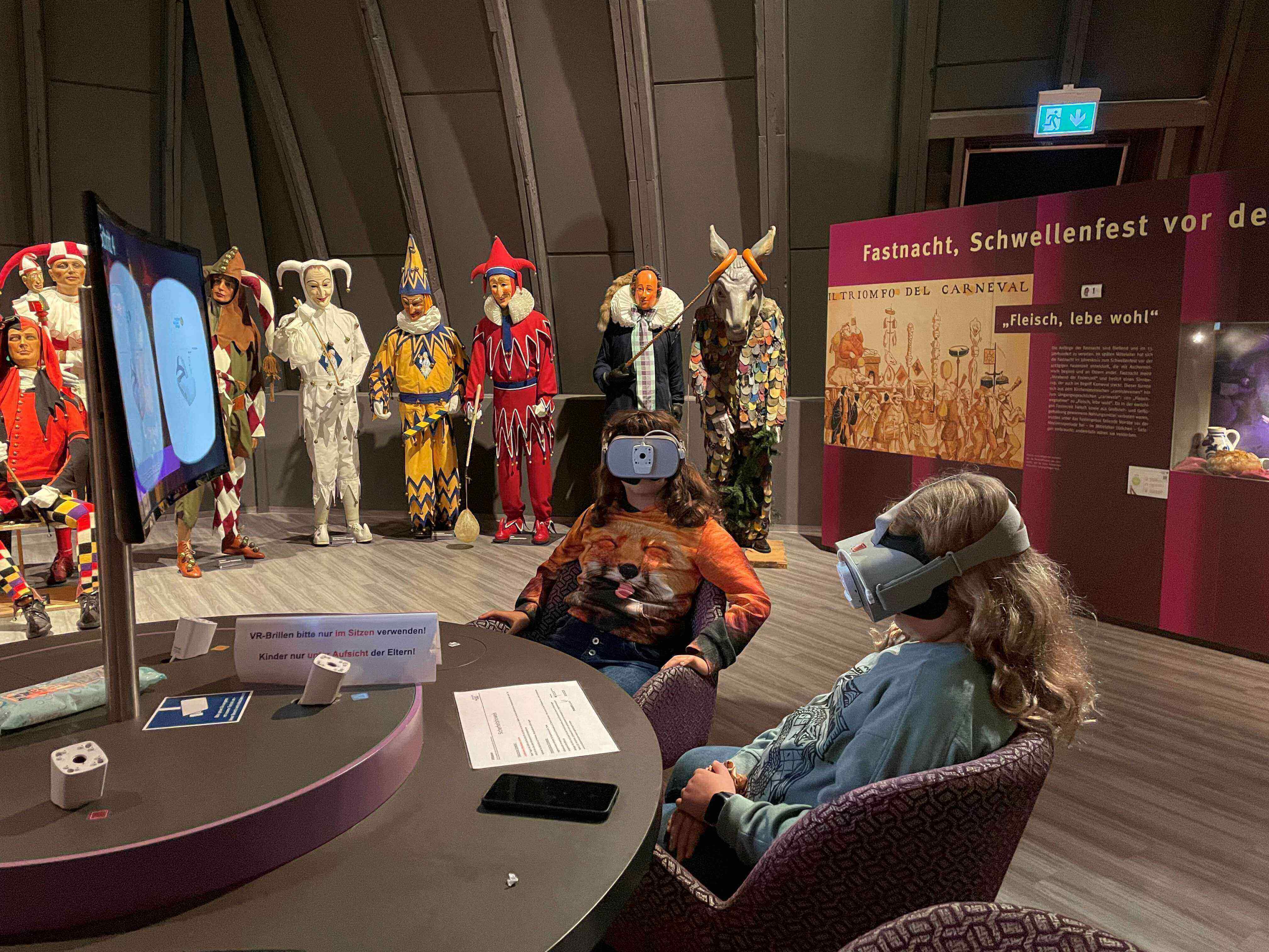 Fastnachtsmuseum Narrenschopf. Besucher*innen tauchen mit den VR-Brillen in die Fastnacht ein, Foto: Ilka Diener, CC-By