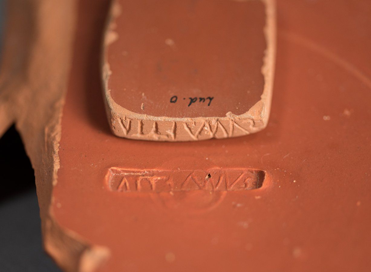 Handstempel des Attianvs auf gestempeltem Terra-Sigillata-Teller, um 200 n. Chr., Foto: Terra-Sigillata-Museum, © TSM Rhz / GDKE Speyer
