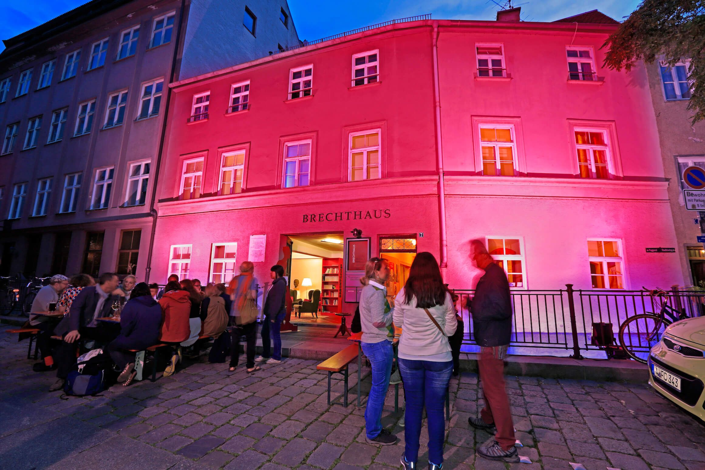 Brechthaus außen mit Illumination, Foto: Norbert Liesz-Wolfgang F. Lightmaster © Regio Augsburg Tourismus GmbH